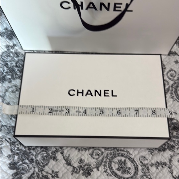 Chanel Classic White Wallet Box and Matching Gift Bag Duo & Tissue; New - Picture 3 of 13